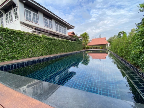 4 bed house with private pool for rent or sell in Saraphi