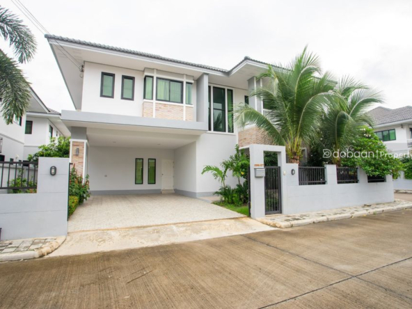 A 2-story detached house in a housing project with 3 bedrooms and 4 bathrooms