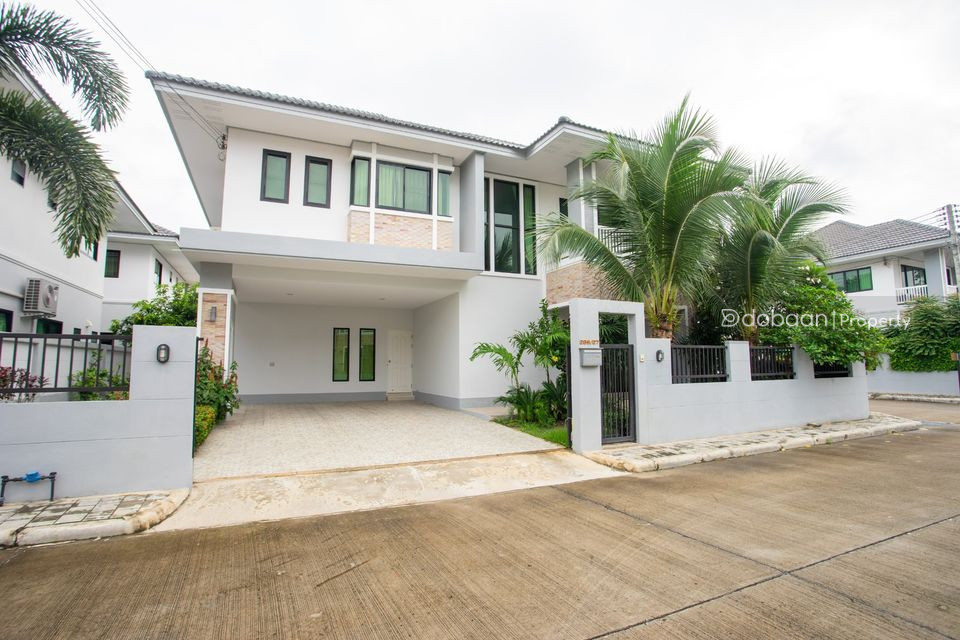 A 2-story detached house in a housing project with 3 bedrooms and 4 bathrooms