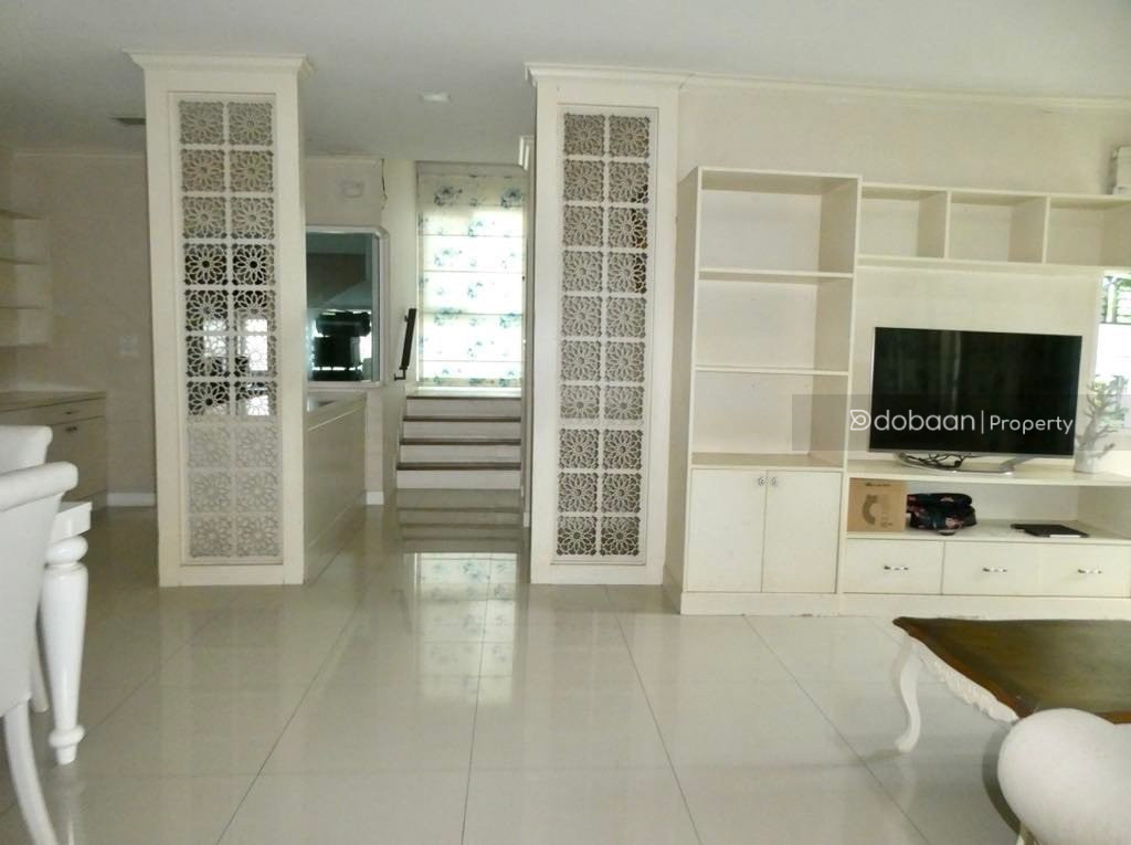 Two-story detached house with 3 bedrooms and 3 bathrooms located in Chiang Mai city