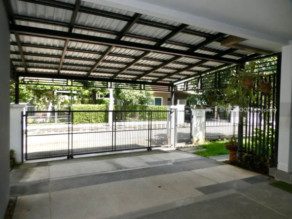 Two-story detached house with 3 bedrooms and 3 bathrooms located in Chiang Mai city