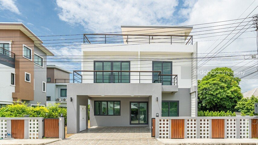 3-storey detached house with 6 bedrooms