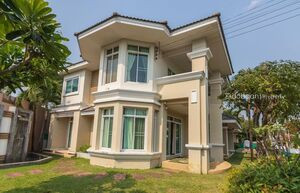 Two-story single house with 5 bedrooms and 6 bathrooms