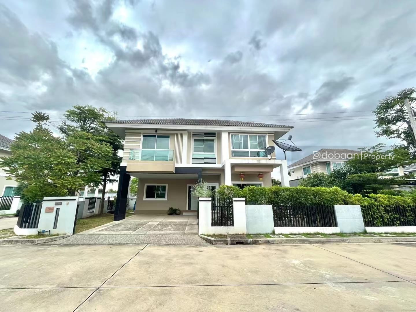 A 2-story single house with 3 bedrooms and 3 bathrooms