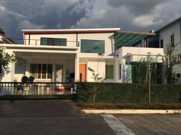 This is a two-story modern style single-family house with 3 bedrooms and 3 bathrooms in the Mae Rim area.-DB-SHHCMIMR03