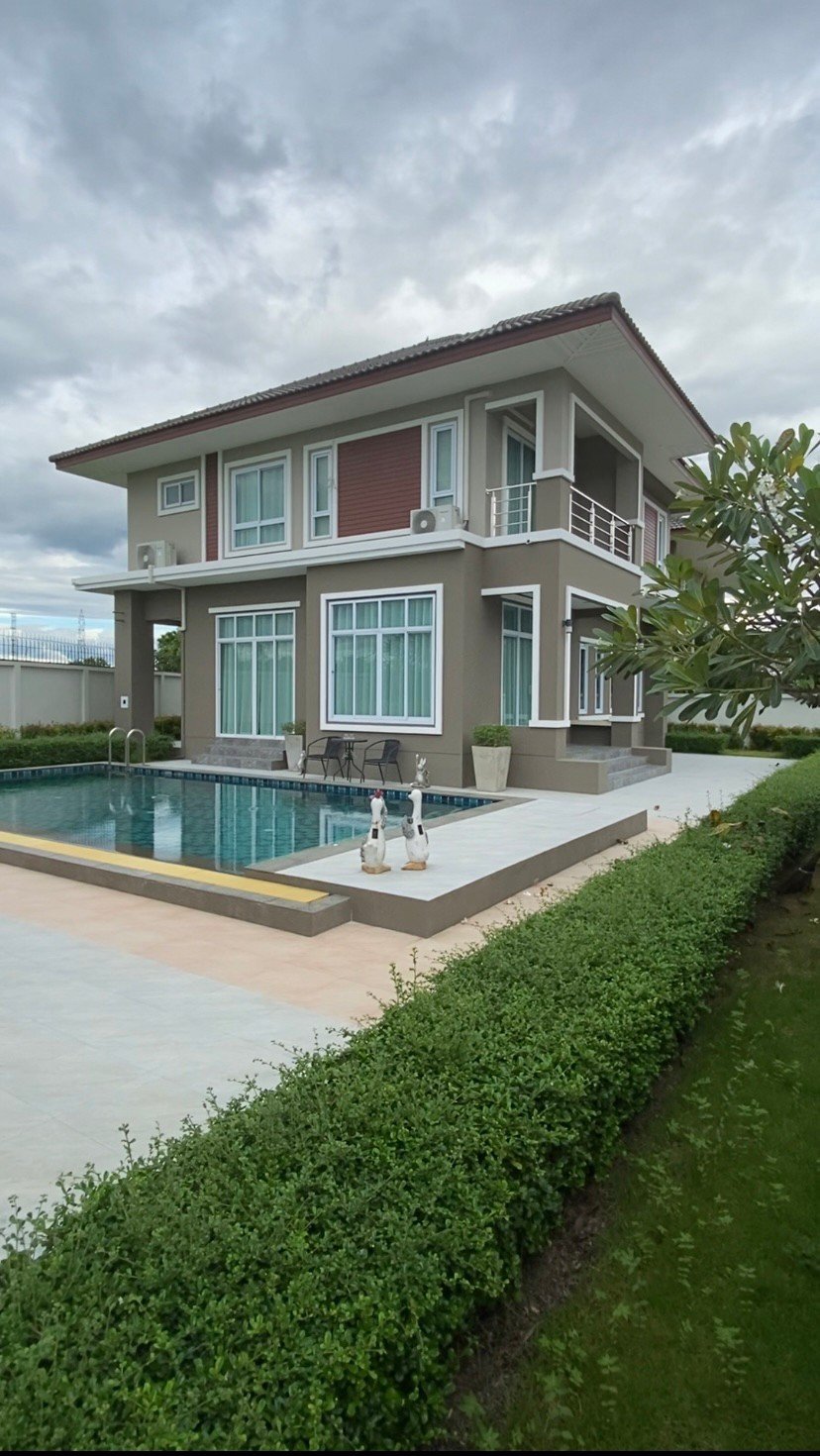 A two-story single-family pool villa with four bedrooms and four bathrooms.-DB-NSHCMISK13