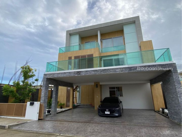 A three-story detached house in Pool Villa style with 3 bedrooms and 4 bathrooms