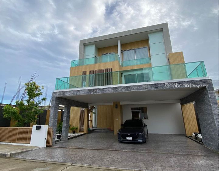 A three-story detached house in Pool Villa style with 3 bedrooms and 4 bathrooms