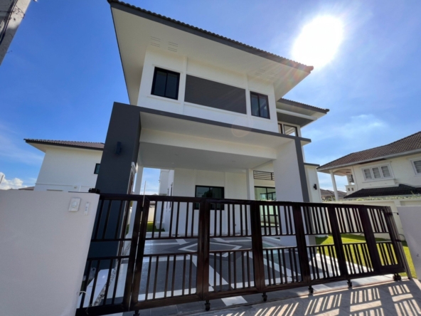 A two-story single-family house in Contemporary style with three bedrooms and three bathrooms.-DB-NSHCMISS18