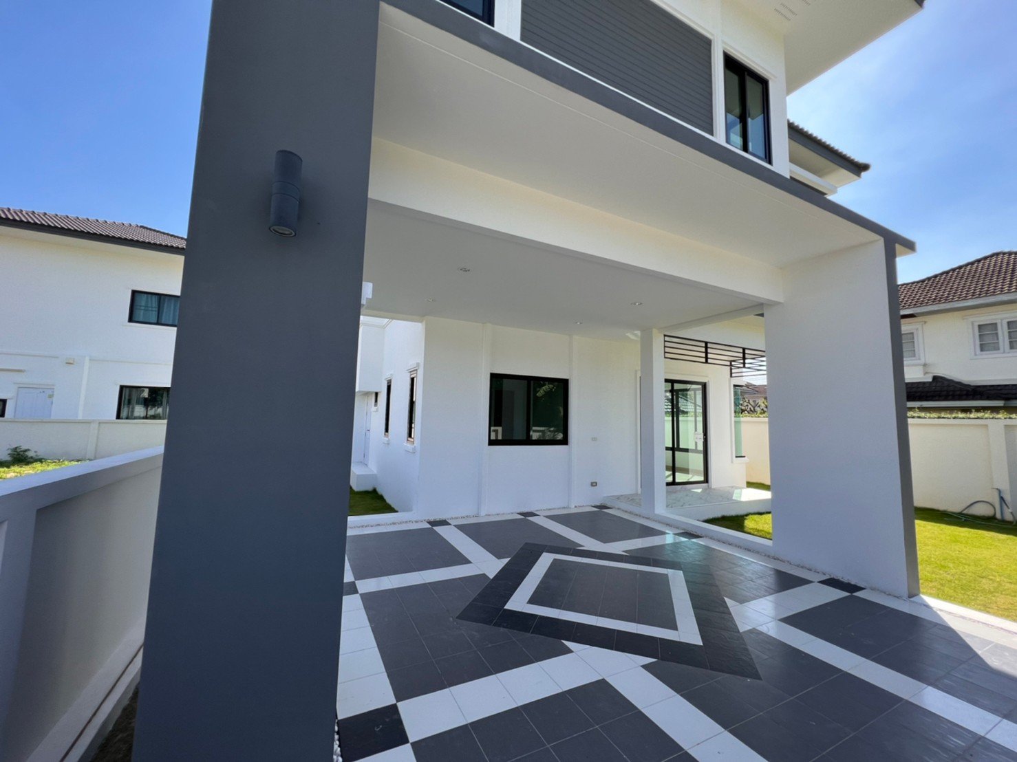 A two-story single-family house in Contemporary style with three bedrooms and three bathrooms.-DB-NSHCMISS18