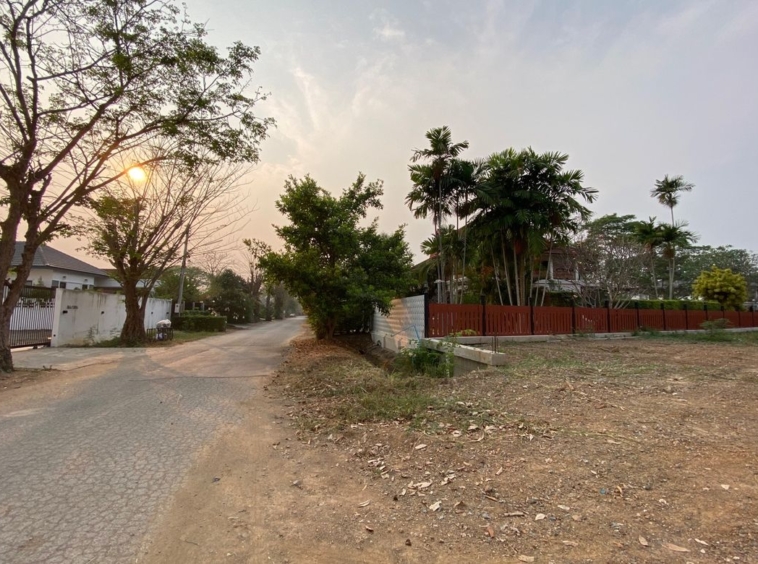 A plot by the lake for sale in Hang Dong-P-PLS786