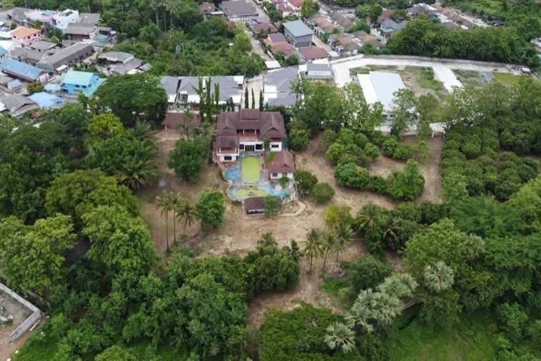 Redevelopment potential : House with 11-3-92 Rai of land at Baan Waen