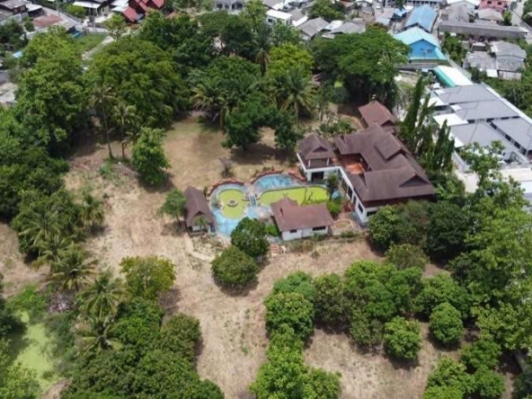 Redevelopment potential : House with 11-3-92 Rai of land at Baan Waen