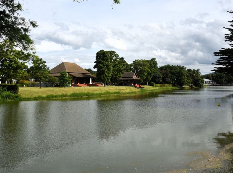 A beautiful plot by the lake for sale in Mae Rim