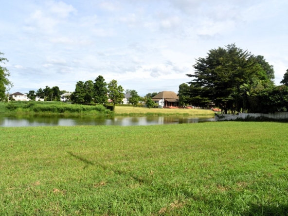 A beautiful plot by the lake for sale in Mae Rim