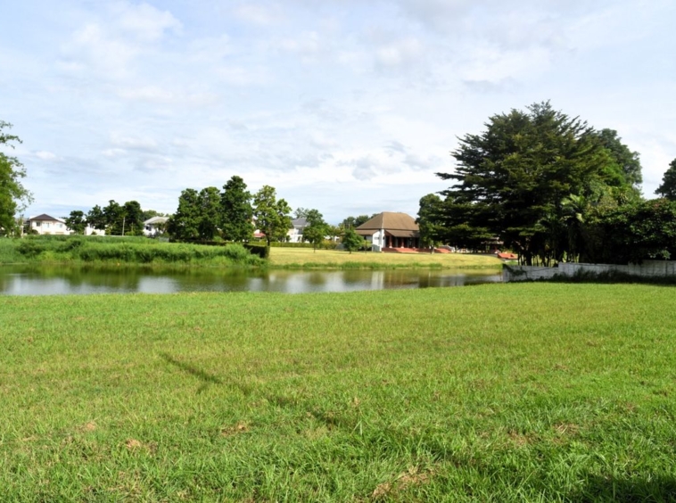 A beautiful plot by the lake for sale in Mae Rim