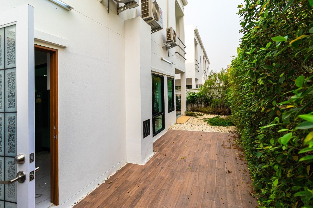 A 2-story townhome in modern style with 3 bedrooms and 3 bathrooms.-DB-NTWCMISS01