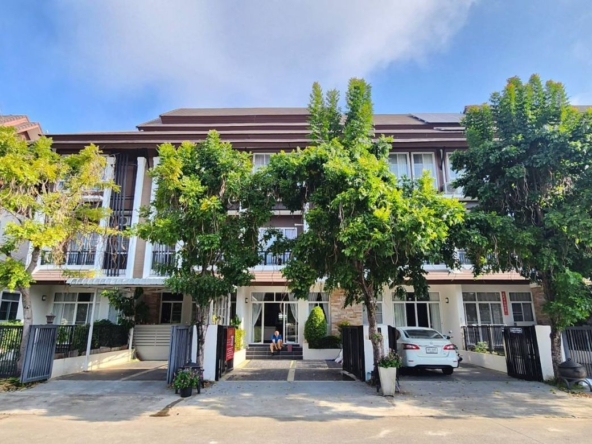 For rent/sale Townhome Kulphan View 9 Main road next to the club New house