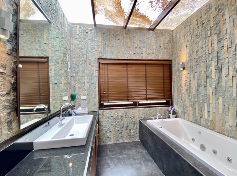 Luxury pool villa for rent in Mae Rim