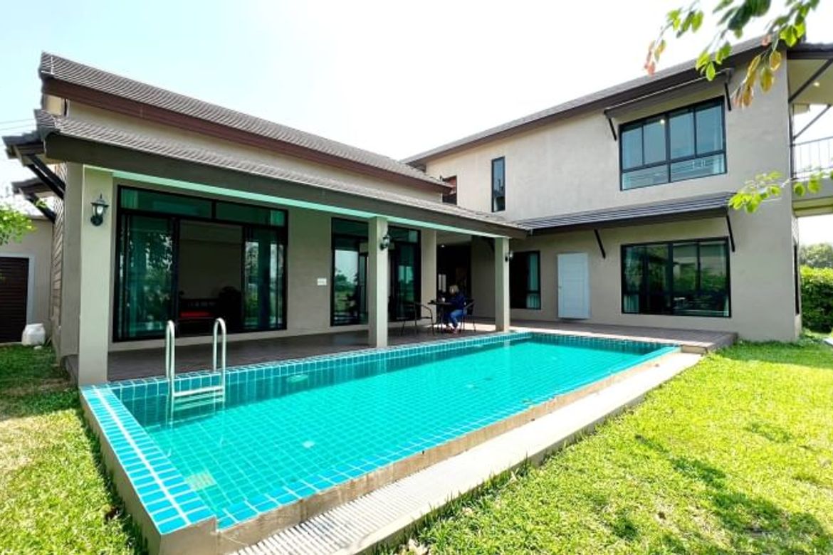 Pool villa for rent near the German International School 5 minutes. The house is next to the canal. Private.-J-LN070