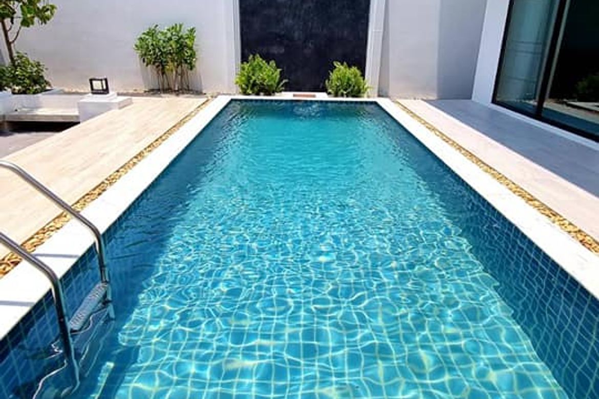 BEAUTIFUL BRAND NEW HOUSE MODERN STYLE PRIVATE SWIMMING POOL house with lovely garden  includes fully furnished.-J-SK012