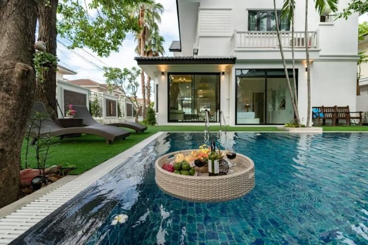 luxury pool villas