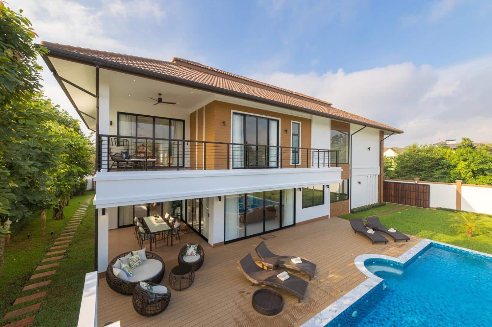 Luxury 5 Bedroom Pool Villa in City-TNP-D1063