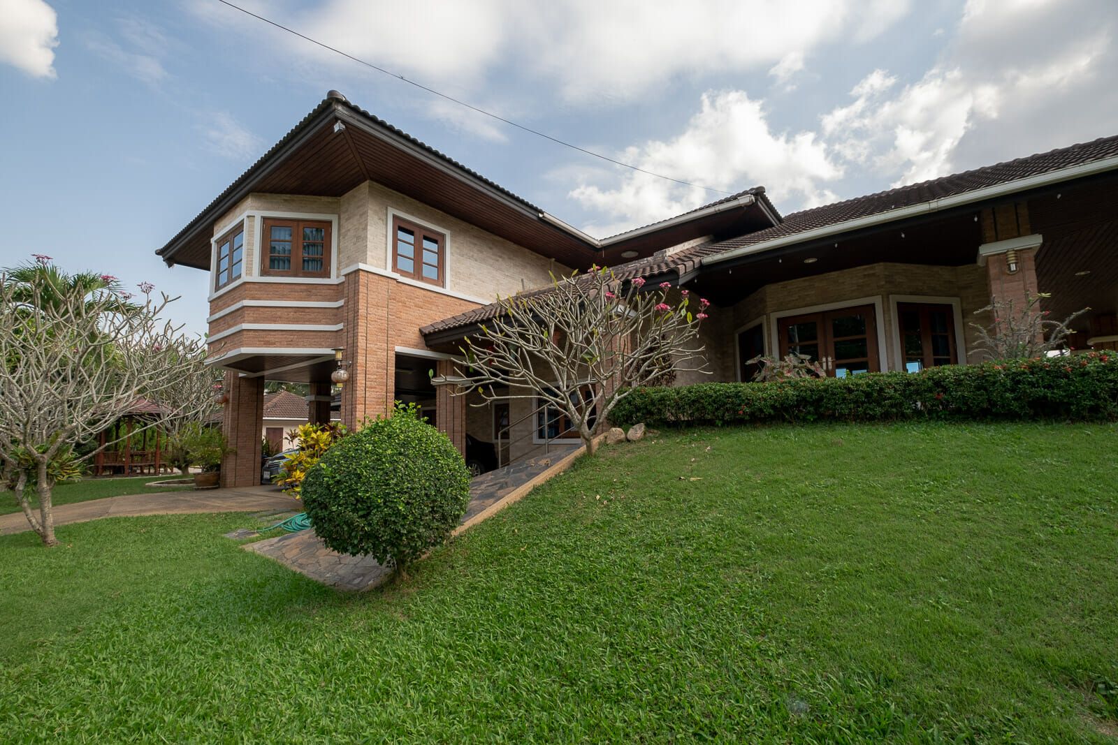 4 Bedroom Lakeside Pool Villa in Doi Saket-TNP-D937