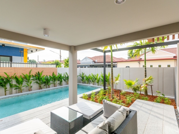 4-Bedroom Pool Villa in Kad Farang