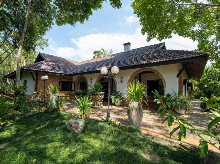 Luxury Garden Compound in Northern Mae Rim-TNP-D985