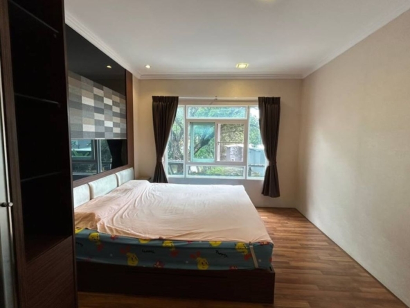 A spacious 1 bed unit for sale in Sanphisue