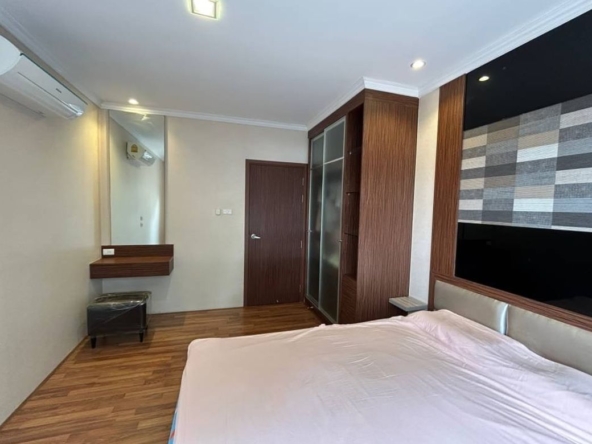 A spacious 1 bed unit for sale in Sanphisue