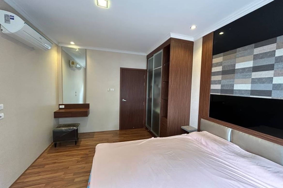 A spacious 1 bed unit for sale in Sanphisue