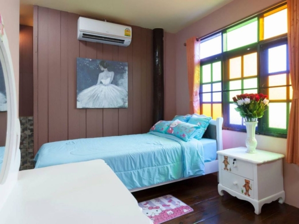 hostel for rent In the area there are 2 houses and 1 garden.-J-JOY1817