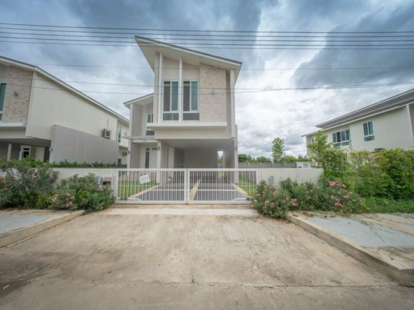 For Sale: Beautiful House with 5 Bedrooms in "Kunlaphan Ville9 "