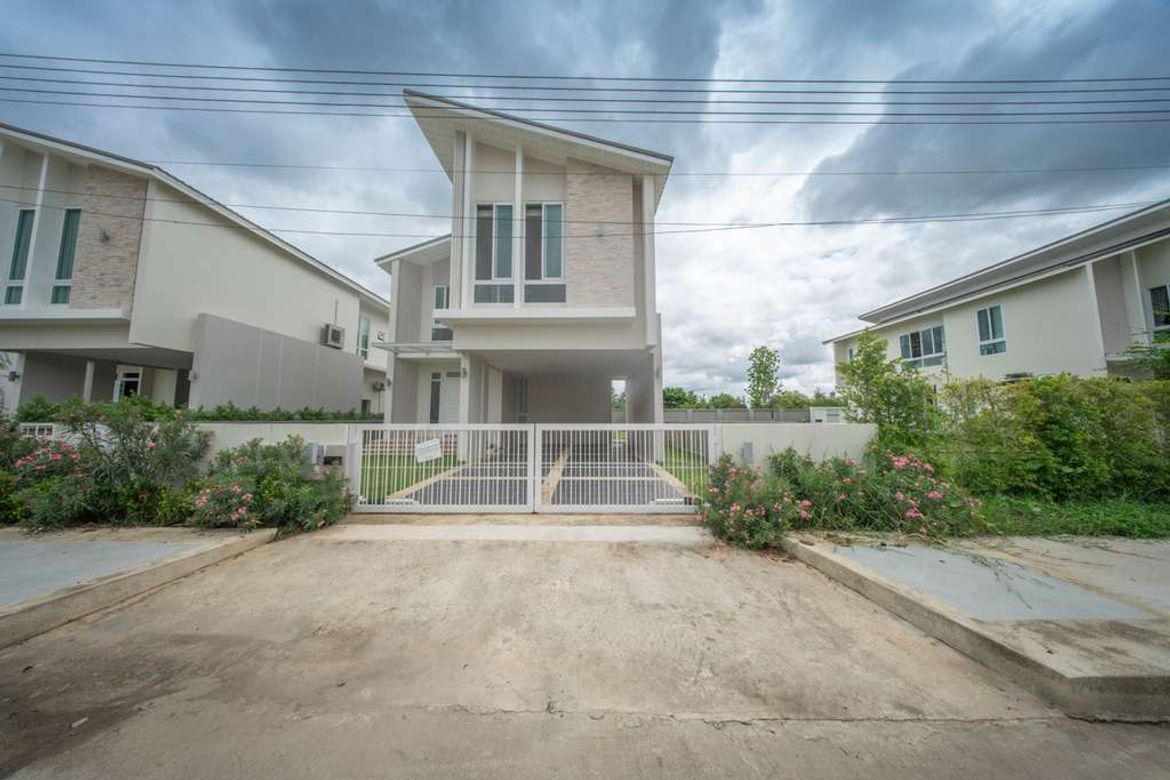 For Sale: Beautiful House with 5 Bedrooms in "Kunlaphan Ville9 "