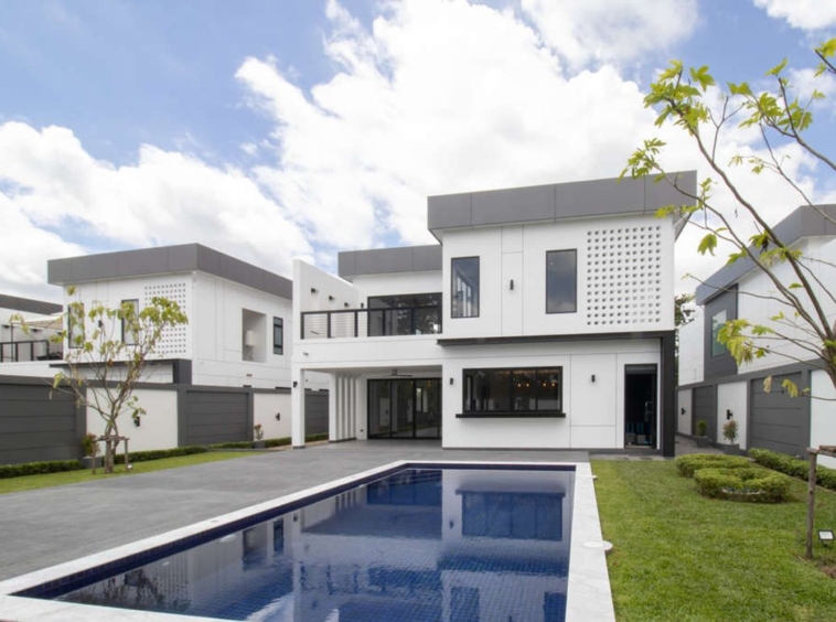 Pool Villa House in Wang Tan Chiang Mai 4 Bedrooms Modern Pool Villa Style