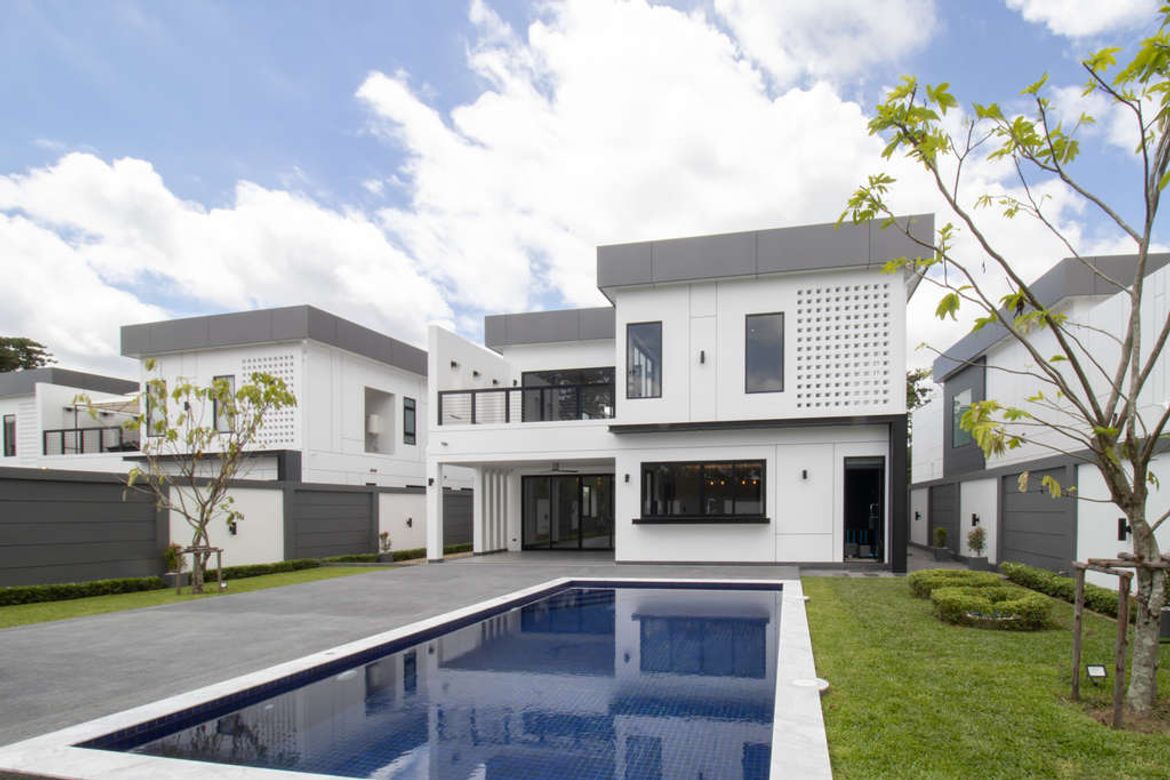 Pool Villa House in Wang Tan Chiang Mai 4 Bedrooms Modern Pool Villa Style