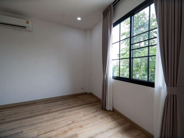 Newly Built 2-Story House for Sale in Hang Dong Area. Convenient location close to the city.-KMP-HSHD7604D