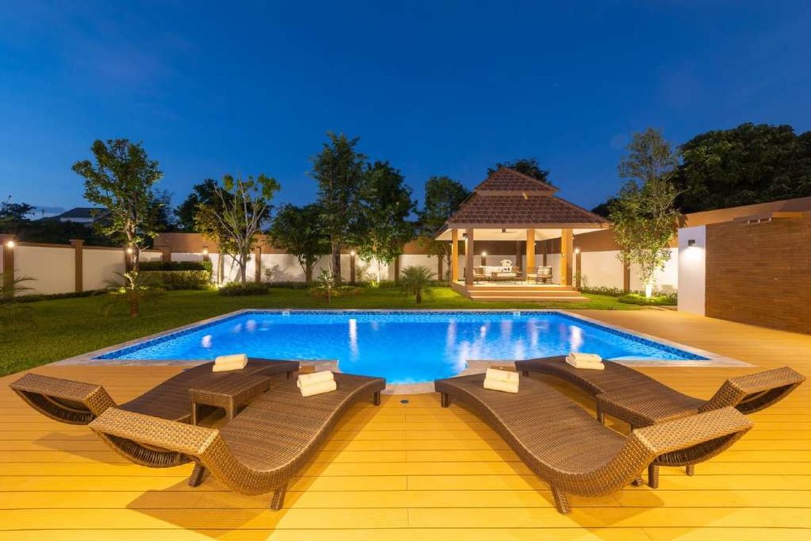 5 Bedrooms Luxury Pool Villa for sale in the city