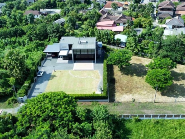 For Sale!! A Modern Loft House over 1.5 Rai of land in Samkampaeng