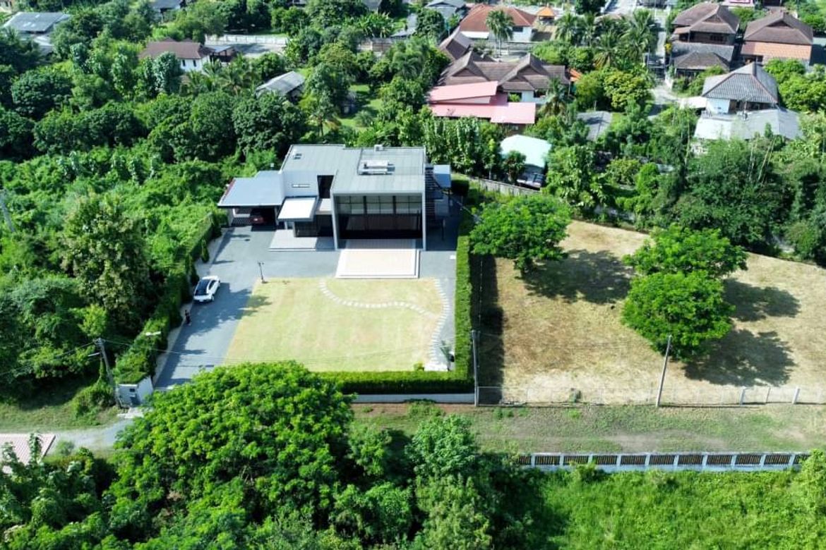 For Sale!! A Modern Loft House over 1.5 Rai of land in Samkampaeng