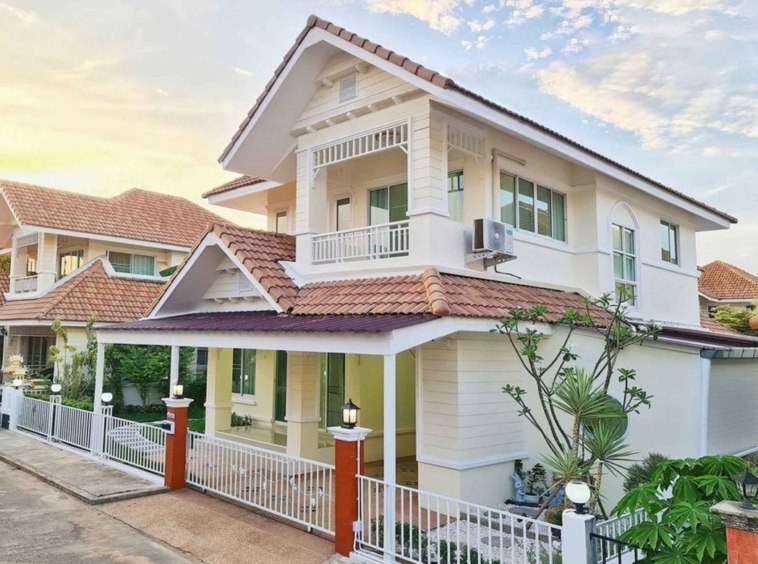 2-storey house in the San Sai Luang zone project Beautiful inside and outside