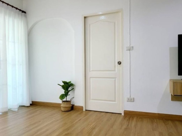 For sell nice house good location 10 min to city.-J-JY002