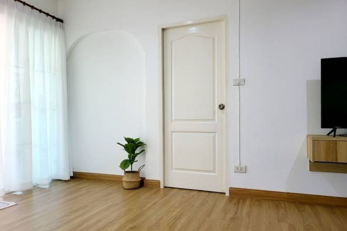 For sell nice house good location 10 min to city.-J-JY002