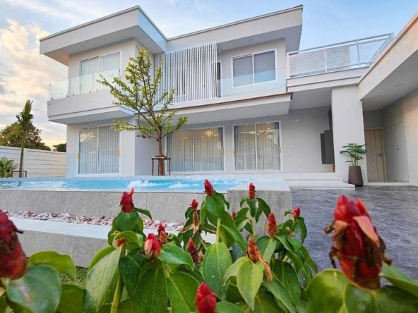 Selling a two-story pool villa with 6 bedrooms