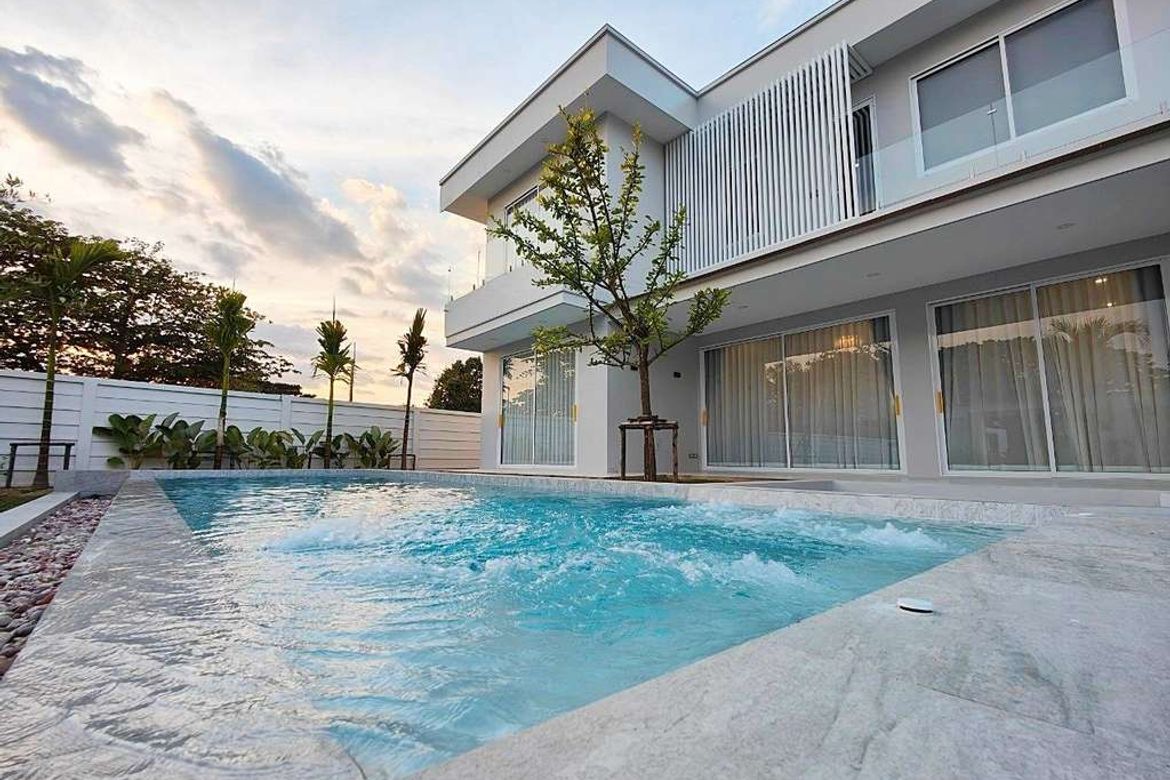 Selling a two-story pool villa with 6 bedrooms