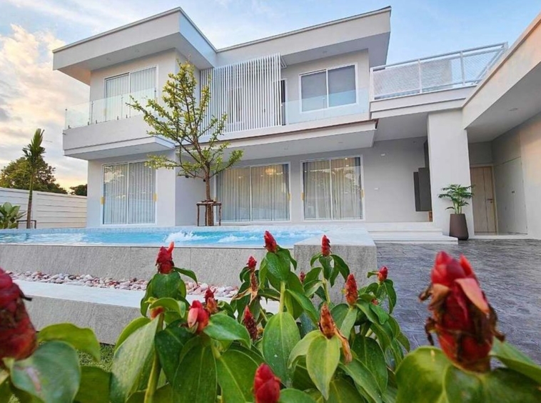 Selling a two-story pool villa with 6 bedrooms