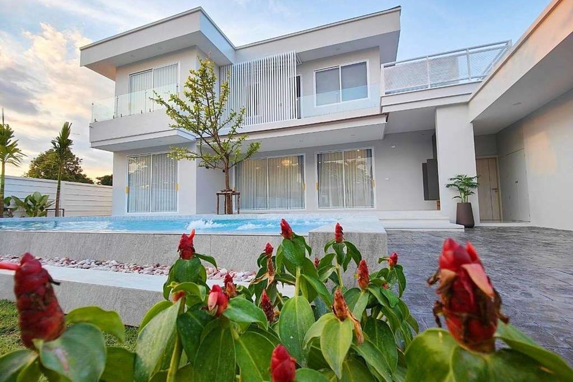 Selling a two-story pool villa with 6 bedrooms