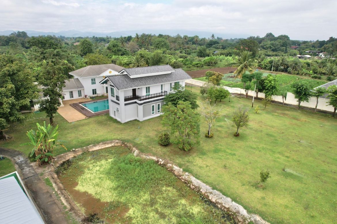 Big Luxury House With 6 Bedrooms and Over 4 Rai of Land in Dond Keow